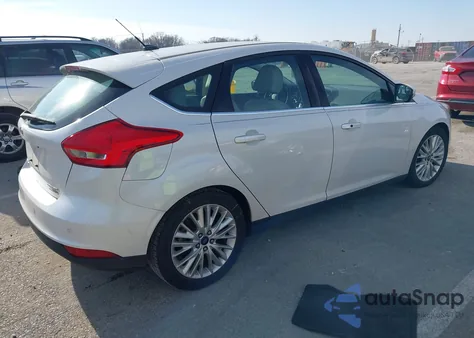 2015 Ford Focus Titanium z USA, uszkodzony, nr VIN 1FADP3N22FL240785